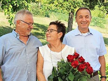Margitte und Günter Kühn mit Bürgermeister Bernd Steinhäuser (rechts) und einem Strauß roter Rosen - wie bei der Hochzeit vor 50 Jahren Foto: Katharina Müller-Sanke