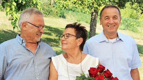 Margitte und Günter Kühn mit Bürgermeister Bernd Steinhäuser (rechts) und einem Strauß roter Rosen - wie bei der Hochzeit vor 50 Jahren Foto: Katharina Müller-Sanke