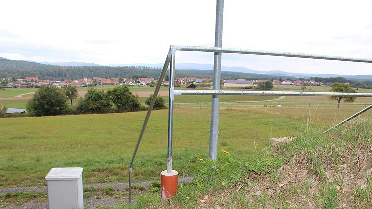 Blick vom Hochbehälter auf Detter: Das aus den 1930er Jahren stammende Bauwerk ist marode und verliert Wasser. Foto: Julia Raab
