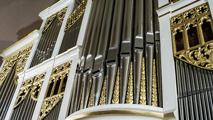 Der Organist Hartmut Leuschner-Rostoski gastierte an der historischen Hofmann-Orgel von St. Georg in Neustadt. Mit Musik vom Barock bis zur Romantik gestaltete er das Abschlusskonzert der 4. thüringisch-fränkischen Orgeltage.Foto: Jochen Berger