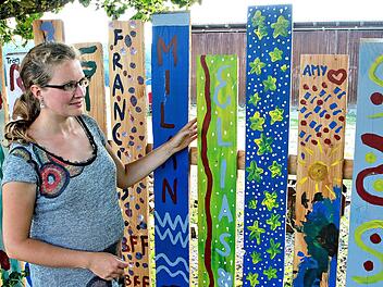 Zu Kunstwerken sind die Zaun-Bretter am Spielplatz auf den Johannisberg  geworden. Unter dem Motto "generationenübergreifende Spielplatzgestaltung"  haben viele Bürgerinnen und Bürger, auch zahlreiche Kinder, mitgeholfen.  Links die Quartiermanagerin Nathalie Langer, die die Aktion angestoßen hat. Foto: Dieter Britz