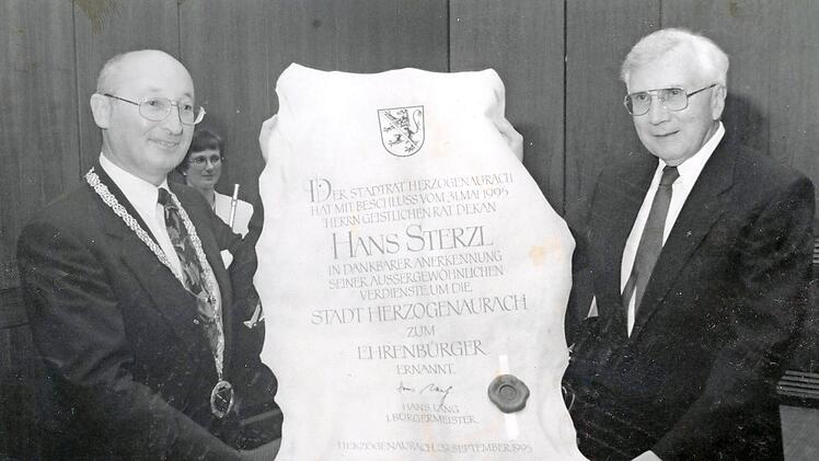 Im September 1995 überreichte Hans Lang an Hans Sterzl die Urkunde über die Ernennung zum Ehrenbürger. Foto: Archiv