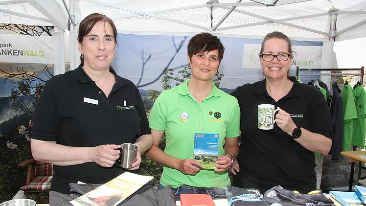 Anja Wunder vom Naturpark Frankenwald, Julia Rubsch vom Frankenwaldverein und Nicole Wittig vom Frankenwald Tourismus  am Pr&auml;sentationsstand