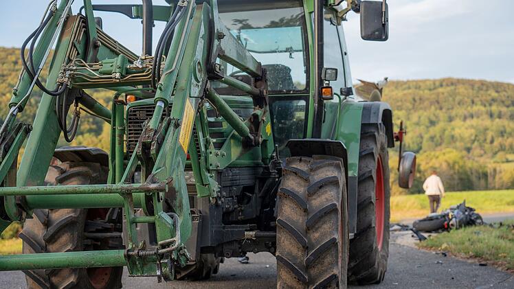 Kreis Bamberg: Motorrad bricht in zwei H&auml;lften - Fahrer (23) stirbt bei frontaler Kollision mit Traktor