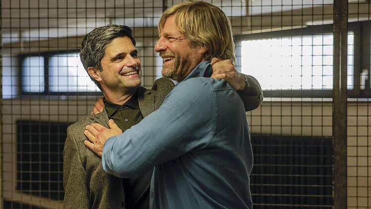 Andreas Kringge (Maximilian Grill, links) freut sich riesig, dass Kollege Mick (Henning Baum) plötzlich wieder da ist.