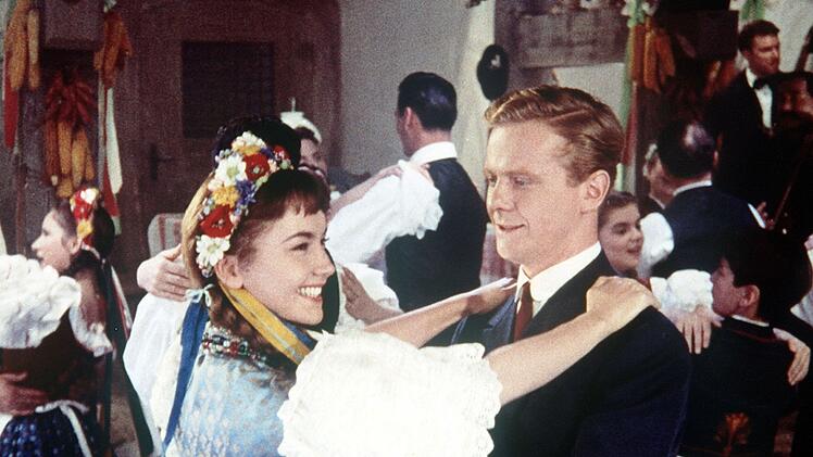 Liselotte Pulver in ihrer Paraderolle als Piroschka, Gunnar M&ouml;ller als Austauschstudent Andreas in "Ich denke oft an Piroschka" (1955).