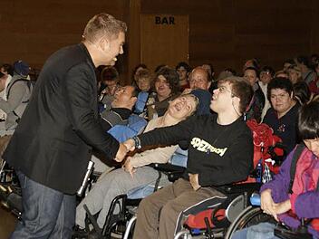 Sebastian begrüßt Sebastian: Pierre Ruby alias Sebastian Reiche freute sich über Sebastian im Publikum, der sogar ein Fan-T-Shirt trug. Foto: sw
