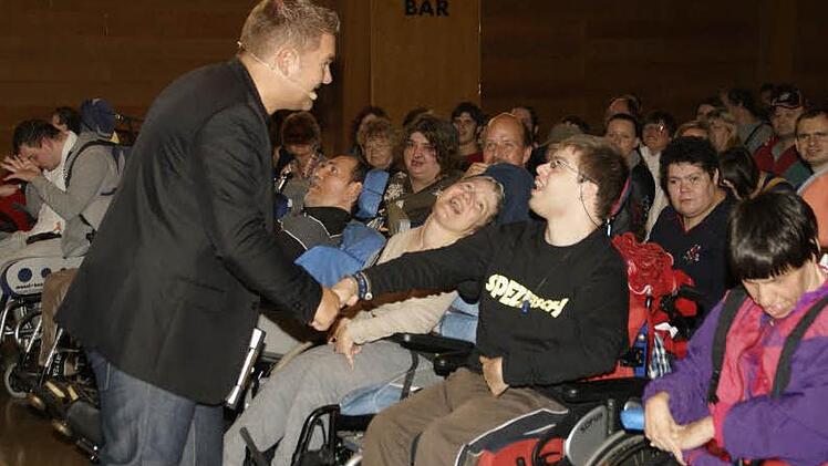 Sebastian begrüßt Sebastian: Pierre Ruby alias Sebastian Reiche freute sich über Sebastian im Publikum, der sogar ein Fan-T-Shirt trug. Foto: sw