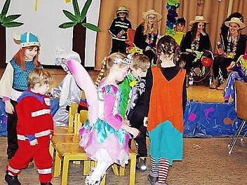 Sie darf bei keinem Kinder-Fasching fehlen: die unverwüstliche Reise nach Jerusalem. Im Hintergrund sind die Moderatorinnen des Nachmittags zu sehen: (von links) Nicole, Maria und Franziska. Foto: hs