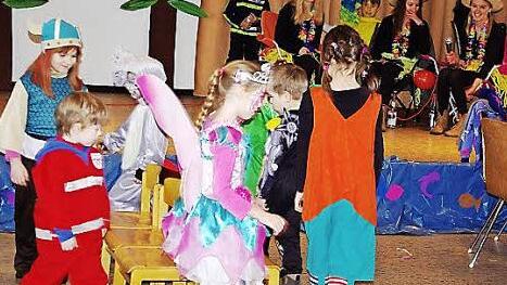 Sie darf bei keinem Kinder-Fasching fehlen: die unverwüstliche Reise nach Jerusalem. Im Hintergrund sind die Moderatorinnen des Nachmittags zu sehen: (von links) Nicole, Maria und Franziska. Foto: hs