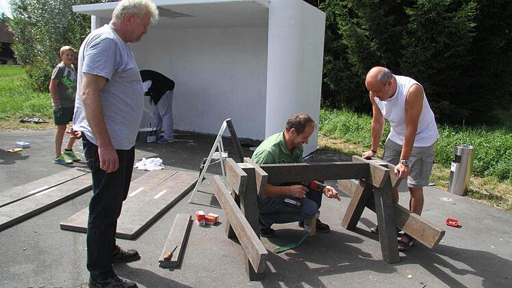 Heinrich Witzgall, Jugendsprecher Harald Hempfling und Knud Espig bauten eine Sitzgruppe auf dem Skatergelände auf. Foto: Sonja Adam
