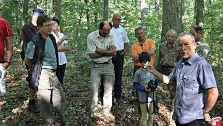 Forstamtsrat Wolfgang Gnannt (vorne rechts) stieß bei seiner Führung durch den Käpelleswald auf wissbegierige Teilnehmer, wie hier bei der Vorführung von Vogelstimmen.  Foto: Helmut Will