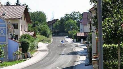 Neue Straßenleuchten, gepflasterte Gehsteige, eine Querungshilfe am Ortsausgang Richtung Geisfeld: Die Staatsstraße ist fertig.