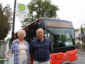 In einem vom Bund geförderten Modellprojekt will der Landkreis Bad Kissingen untersuchen, wie neben dem Schülerverkehr auch der öffentliche Nahverkehr für Einheimische und Gäste wie Waltraud und Egon Manfraß verbessert werden kann.. Fotos: Ralf Ruppert