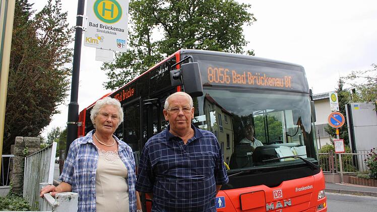 In einem vom Bund geförderten Modellprojekt will der Landkreis Bad Kissingen untersuchen, wie neben dem Schülerverkehr auch der öffentliche Nahverkehr für Einheimische und Gäste wie Waltraud und Egon Manfraß verbessert werden kann.. Fotos: Ralf Ruppert