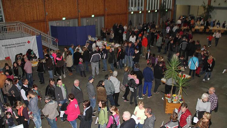 In der Stadthalle bildeten sich lange Warteschlangen. Foto: Gerda Völk
