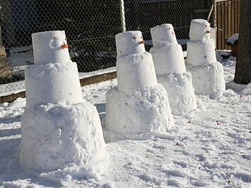 Die vier Schneemänner an der Hallerndorfer Ortsdurchfahrt Foto: Mathias Erlwein