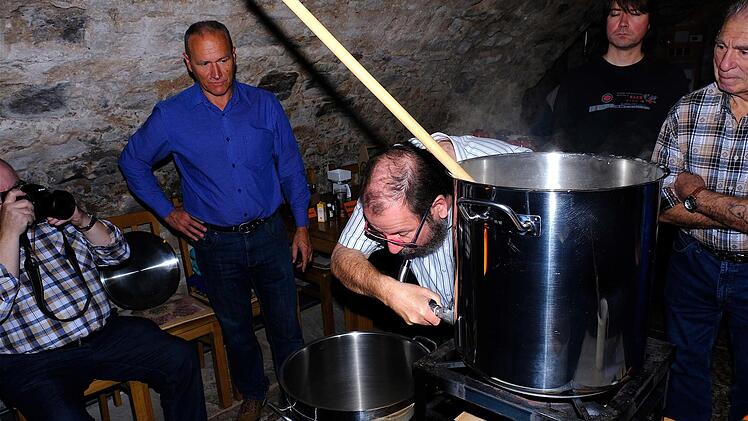 Großes Interesse zeigten die Teilnehmer des Bierbraukurses von Michael Mihm. Foto: Gerd Schaar