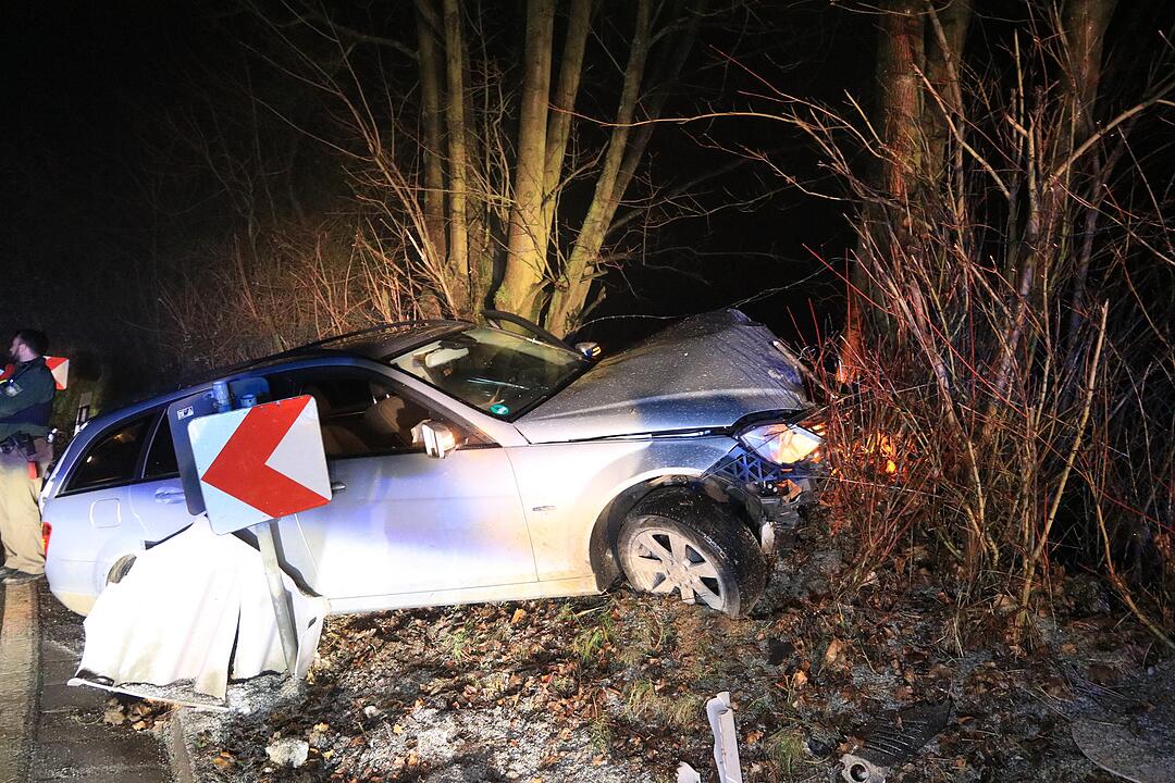 Autofahrer kracht gegen Baum in Kunreuth