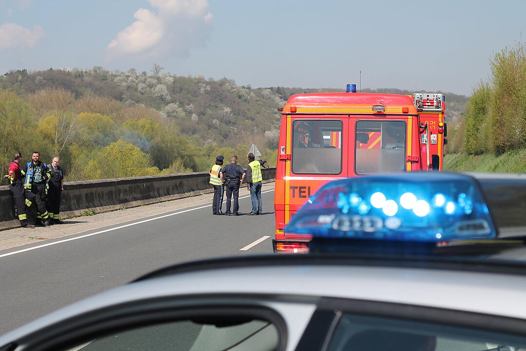 Unterfranken: Motorradfahrer kracht in Autoheck – 44-Jähriger schwebt in Lebensgefahr