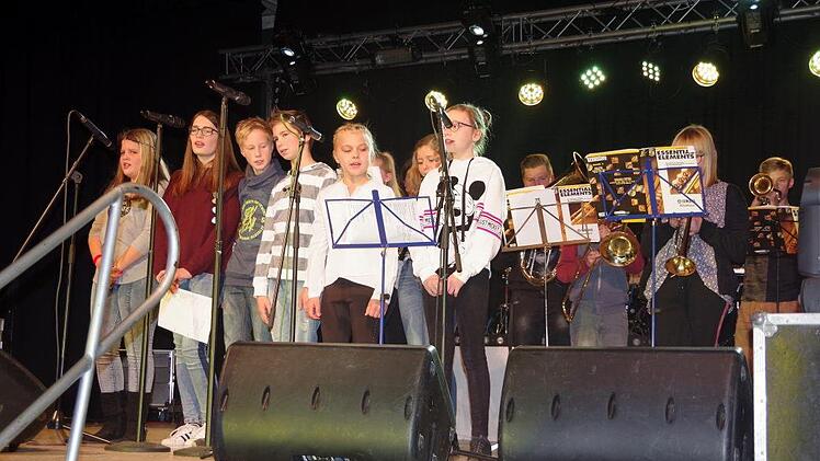 Die Sigmund-Loewe-Realschule mit ihrem Bl&auml;serensemble bei GesangsdarbietungenH. Sch&uuml;lein