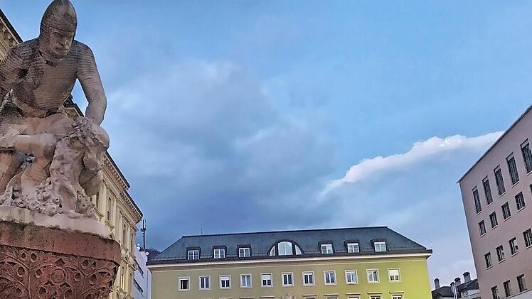 Der Landtag in Bozen zeigt an, dass die neue Partnerstadt etwas ganz Besonderes ist.  Fotos: Michael Busch