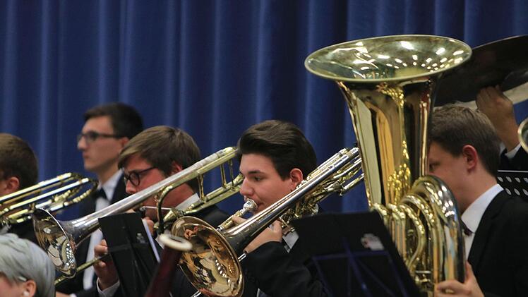 Begeisterten Beifall gab es beim Gastspiel des Jugendsymphonieorchesters Oberfranken in der Frankenhalle Neustadt. Umjubelte Solistin unter der Leitung von Till Fabian Weser war die junge Hornistin Sophia Reuter.Foto: Jochen Berger