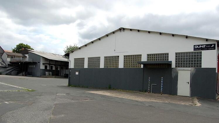Blick auf das Anwesen in Gunzendorf mit Tanzsaal und Tanzsaalerweiterung vom Parkplatz aus. Es soll nun baulich optimiert werden, um die gesetzlichen Schallschutzbestimmung einhalten zu können.Andrea Spörlein