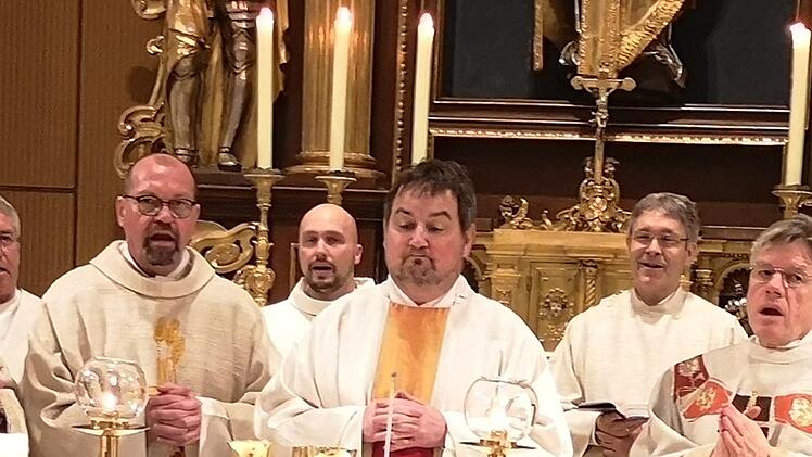 Am Altar von links nach rechts: Pfr.i.R. Reiner Fries, Diakon Franz Schick, Diakon Bernhard Trunk, der in Ruhestand geht, Diakon in Ausbildung Andreas Hofer, Pfr. Michael Erhart, Pastoralreferent Norbert Zettelmeier, Monsignore Matthias Türk und Diakon Georg Kirchner