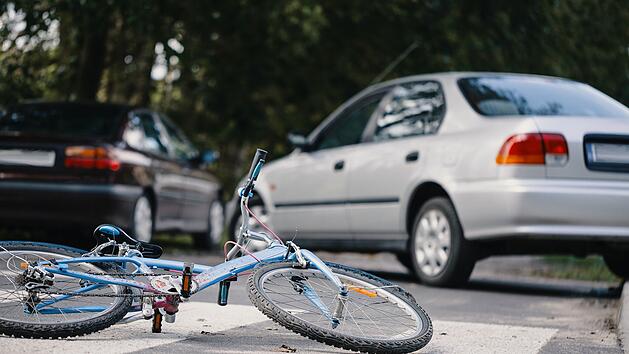Ein 55-j&auml;hriger Radfahrer wurde bei einem Unfall gegen ein Auto geschleudert - jemand hatte ihm die Vorfahrt genommen. Symbolfoto: Photographee.eu/Adobe Stock