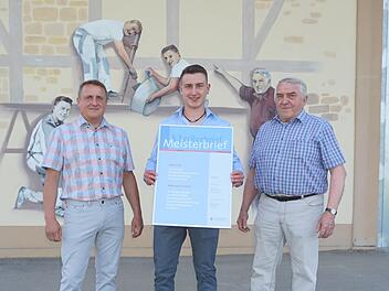 Jonas Fries hat die Meisterprüfung im Handwerker als Maler und Lackierer mit Auszeichnung absolviert. Das Bild zeigt Jochen Fries, Jonas Fries und Seniorchef Egon Fries.
