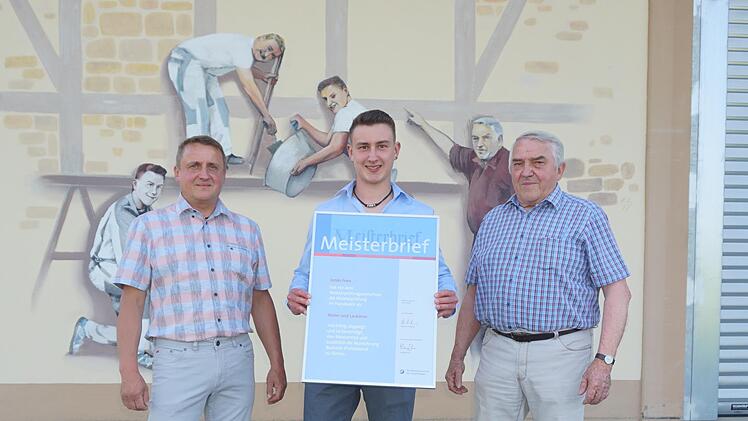 Jonas Fries hat die Meisterprüfung im Handwerker als Maler und Lackierer mit Auszeichnung absolviert. Das Bild zeigt Jochen Fries, Jonas Fries und Seniorchef Egon Fries.
