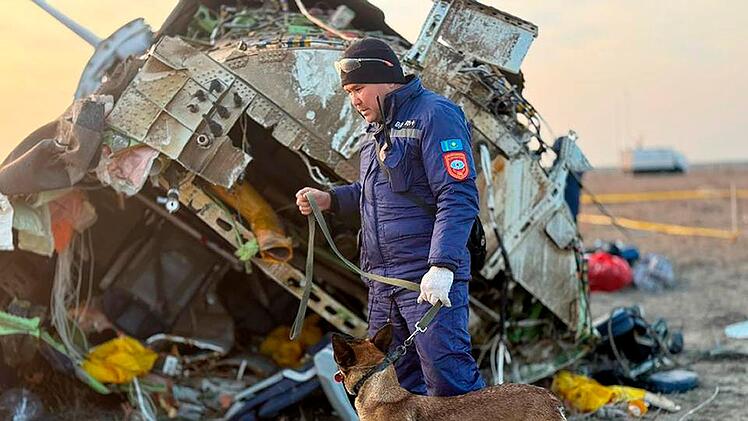 Nach dem Absturz von Passagierflugzeug in Kasachstan