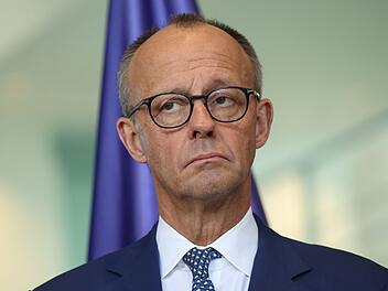 Friedrich Merz schaut skeptisch beim Stahlgipfel im November 2025 in Berlin. Die Probleme seiner Kanzlerschaft sind vielf&auml;ltig. Am Ende seines ersten Reegierungsjahres stellt er sich den Fragen von 150 B&uuml;rgerinnen und B&uuml;rgern im ARD-Format "Arena - Ihre Fragen an Friedrich Merz".