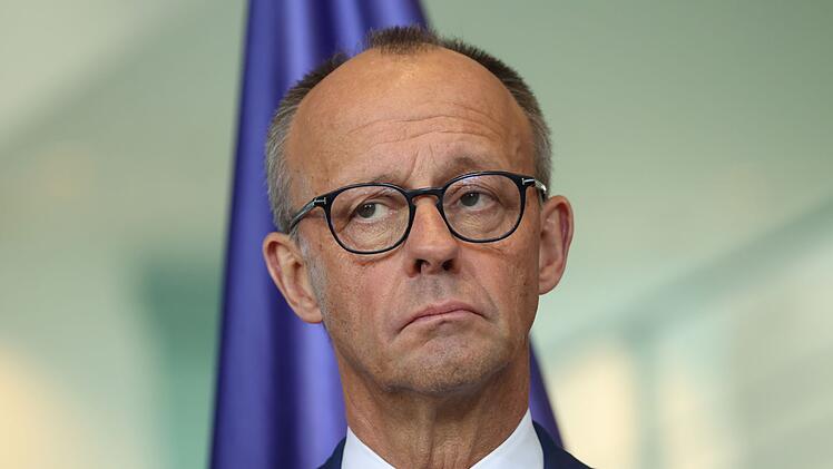 Friedrich Merz schaut skeptisch beim Stahlgipfel im November 2025 in Berlin. Die Probleme seiner Kanzlerschaft sind vielf&auml;ltig. Am Ende seines ersten Reegierungsjahres stellt er sich den Fragen von 150 B&uuml;rgerinnen und B&uuml;rgern im ARD-Format "Arena - Ihre Fragen an Friedrich Merz".