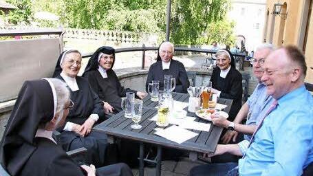 Die Bildhausener Schwestern gemeinsam mit dem Hausgeistlichen und dem Bürgermeister bei der Eröffnung.