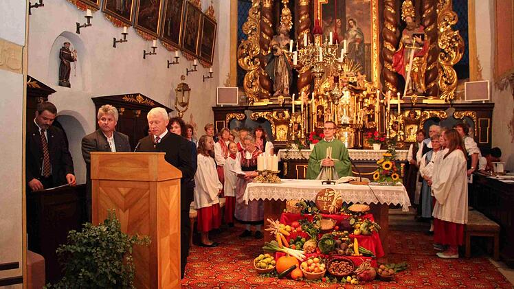 Der Landfrauenchor hatte sich um den Hauptaltar versammelt. Foto: Franz Böhmer