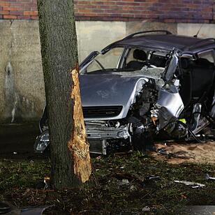 Auto prallt in Nürnberg gegen eine Mauer