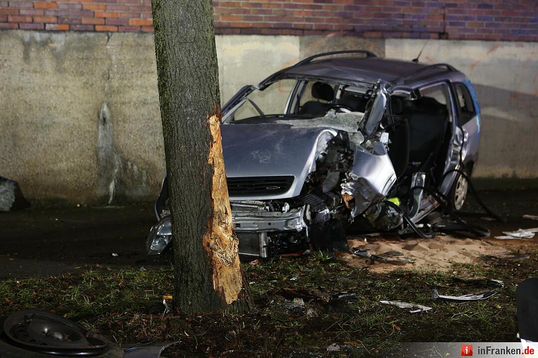 Auto prallt in Nürnberg gegen eine Mauer