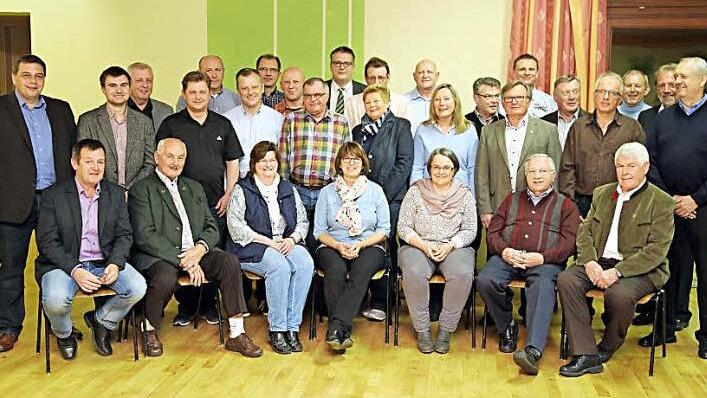 40 Jahre oder länger sind diese Mitgleider dem Pinzberger Sportverein DJK-TSV 1946 Pinzberg treu oder sie haben sich besondere Verdienste um den Verein erworben. Foto: Franz Galster