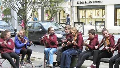 An allen Ecken Castlebars wurde am Mayotag Musik gespielt.  Foto: Johanna Blum