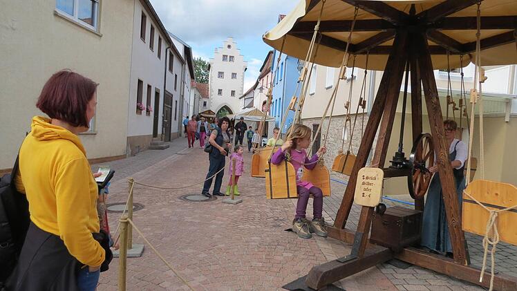 Toll und patentiert: Das handbetriebene Kinderkarussell. Foto: Doris Bauer