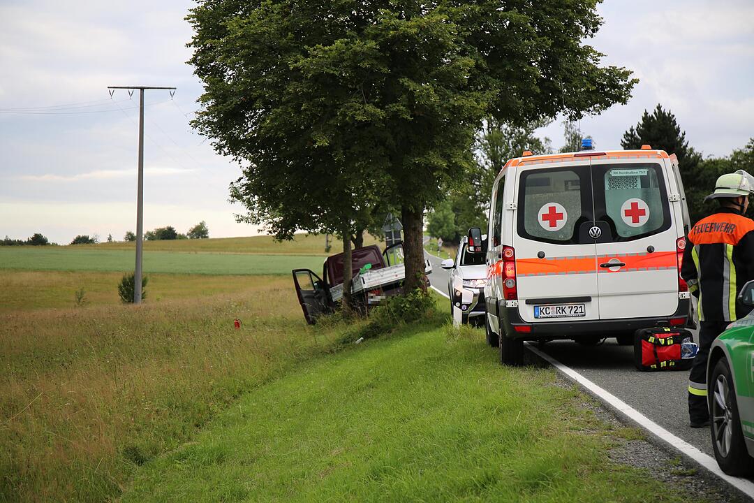Kleintransporter kracht frontal gegen Baum
