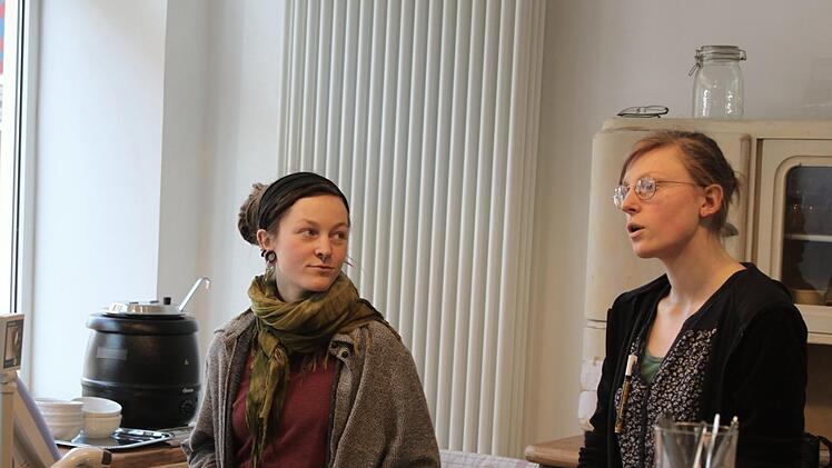 Von der Kundenbetreuung bis zum Kontakt mit den Händlern und Lieferanten haben die Schwestern Theres (l.) und Alina Gerischer alles selbst in der Hand.Jann Weckel