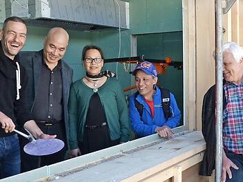 Werkzeug statt Imbiss: Noch müssen die Pächter etwas warten. Unser Foto zeigt die Familien Grün und Phong mit den ersten "Gästen" aus der Herzogenauracher Stadtverwaltung. Am 14. Mai soll es am Imbissplatz dann losgehen.  Fotos: Bernhard Panzer
