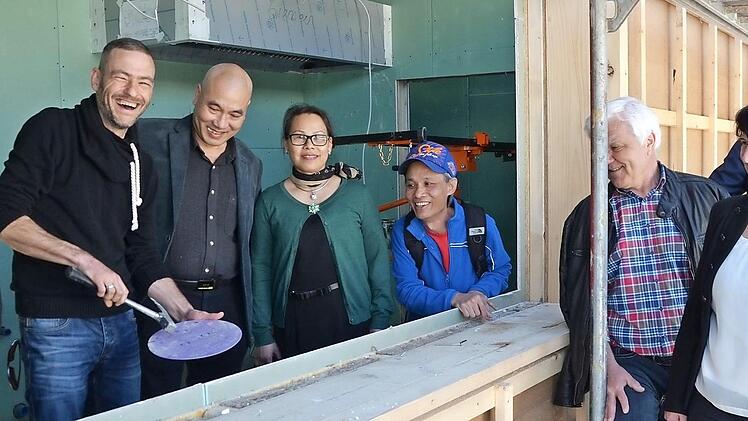 Werkzeug statt Imbiss: Noch müssen die Pächter etwas warten. Unser Foto zeigt die Familien Grün und Phong mit den ersten "Gästen" aus der Herzogenauracher Stadtverwaltung. Am 14. Mai soll es am Imbissplatz dann losgehen.  Fotos: Bernhard Panzer