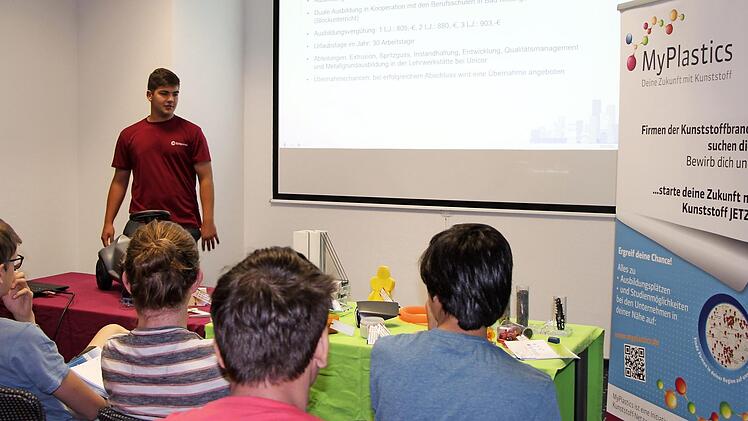 Der Auszubildende Luca Zösch informierte die Neuntklässler der Haßfurter Realschule aus erster Hand über die Ausbildung zum Verfahrensmechaniker für Kunststoff- und Kautschuktechnik.  Foto: Sabine Weinbeer