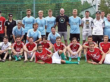 Zum zweiten Mal in Folge sicherte sich der RSV Unterschleichach den Oberaurach-Pokal mit einem 1:0 im Endspiel gegen den TSV Kirchaich. Unser Bild zeigt die beiden Mannschaften mit den RSV-Vorsitzenden Judith Ullrich und Erik Schuhmann (hinten von links), TSV-Vorsitzendem Norbert Hartmann und Bürgermeister Thomas Sechser (Dritter und Vierter von rechts). Foto: sawe