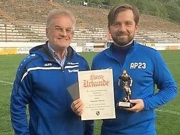 Vorsitzender Wolfgang Schmidt (links) überreichte Alexander Pitterich die Urkunde und den Pokal. Foto: Rene Pülz