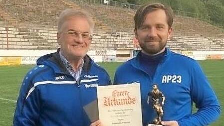 Vorsitzender Wolfgang Schmidt (links) überreichte Alexander Pitterich die Urkunde und den Pokal. Foto: Rene Pülz